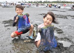 【4月】春の風物詩である「潮干狩り」。開催期間中は市内外から53,600人が訪れました。