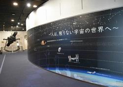 【7月】近代的なスペースへと生まれ変わった展示ホールでは、惜しまれつつも引退した投映機「コスモくん」の姿を間近に見ることができます。