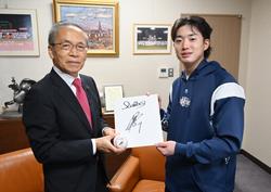 【10月】今シーズンセリーグ最多安打のタイトルを獲得するなど、飛躍のシーズンとなった東京ヤクルトスワローズ・長岡選手と松戸徹市長による新春対談が実現しました！