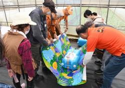 【10月】都市農業の多面的機能の周知と災害時の地域防災力を高めるため、10月26日に、農業用ビニールハウス内で防災訓練を実施しました。