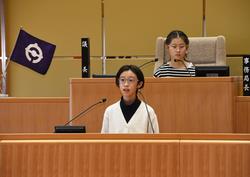 【11月】「子ども市議会」は、未来を担う子どもたちに市政の仕組みを理解してもらい、子どもならではの素直で率直な意見を市政に取り入れるため、昭和54年から4年に1度開催しています。