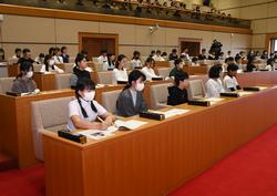 【11月】市内の各小・中・特別支援学校長から推薦された各校の児童・生徒記者が、市政に対する疑問を、直接市長や市の幹部職員に投げかけました。