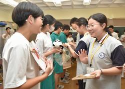 【オーデンセ市・西安市周年事業】市場小、船橋中、市立船橋高を訪れ、互いに演奏を披露するなど、日本の学校の授業を体験したりしながら交流を深めました。