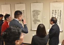 【オーデンセ市・西安市周年事業】中国・西安市から公務団・芸術文化団が来船したことに併せ、西安市から寄贈された作品を、市民ギャラリーで特別公開しました。