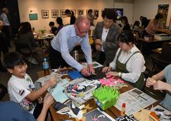 【オーデンセ市・西安市周年事業】デンマーク・オーデンセ市在住の切り紙作家のトーブン・ヤールストルム・クラウセン氏を招いて、「切り紙ワークショップ」が行われました。