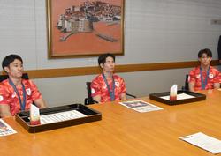 【パリ2024オリンピック】松戸徹市長から表彰状と、体操日本代表チームのユニフォームをイメージしたトロフィーが渡されました。