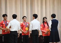 【パリ2024オリンピック】体操男子団体で金メダルを獲得した谷川航選手と橋本大輝選手、バレーボール女子の小島満菜美選手が、母校の市立船橋高校を訪れました。
