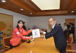 【パリ2024オリンピック】バレーボール女子日本代表、市立船橋高校出身の小島満菜美選手が、市役所を訪れ松戸徹市長に結果を報告しました。