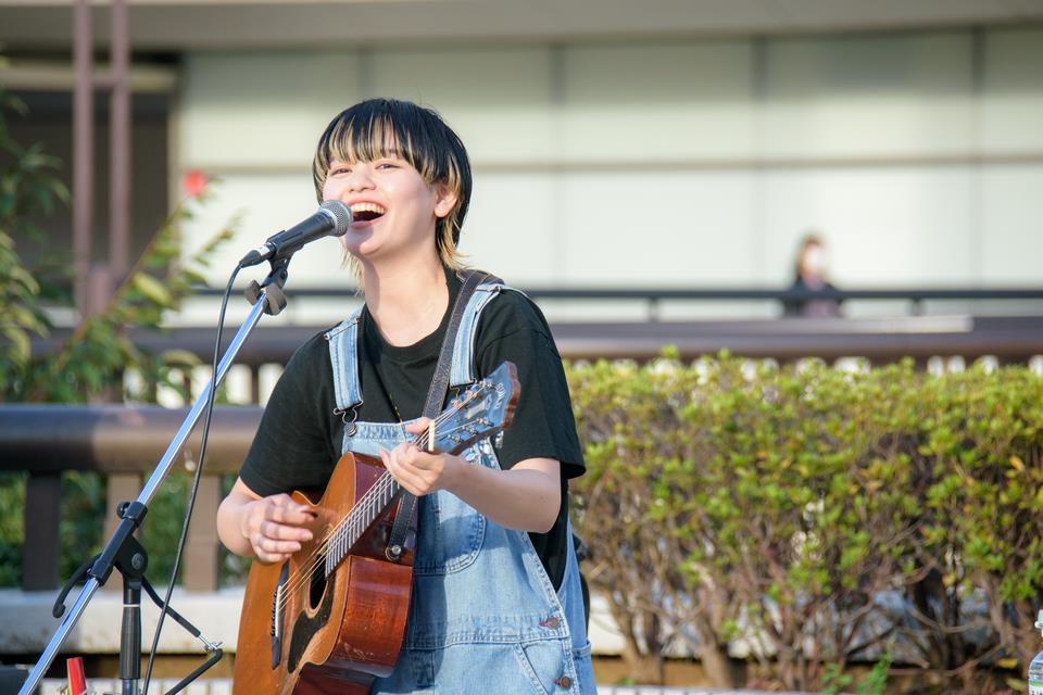 ステージで歌う女性