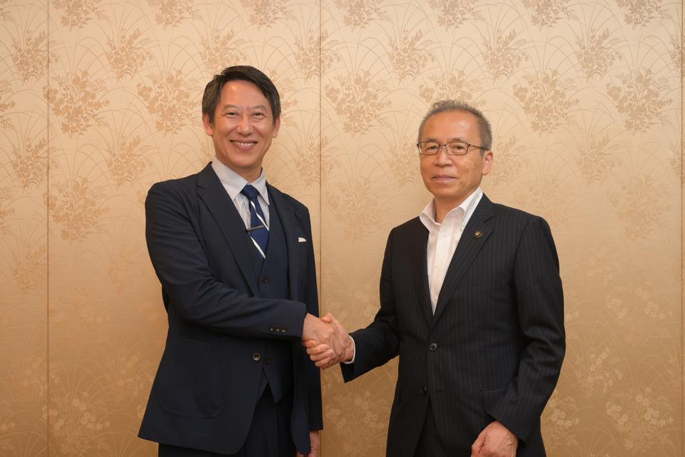 鈴木氏と松戸市長の握手の写真