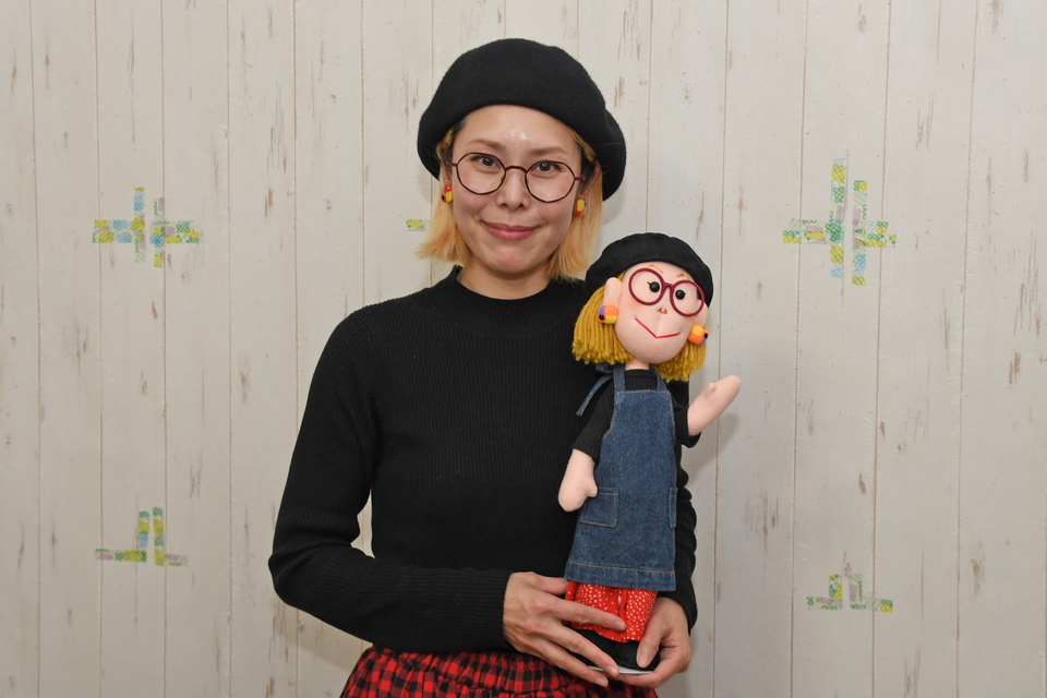人形をもつ浜田琴さんの写真