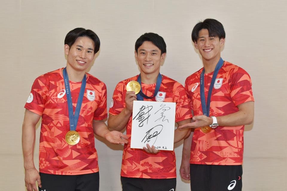 3人とサイン色紙