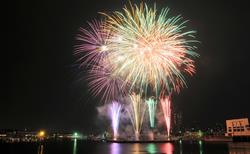 充滿夏日風情的「船橋港親水公園煙火大會」。又大又圓的煙花點綴著夜空。