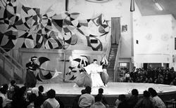 為獨特圓形的「KOMA館」。有著各種表演（拍攝於昭和33年（1958年））