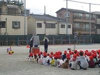 校庭で安全歩行について