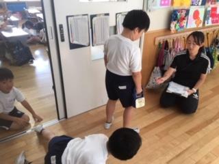 握力計を思いっきり握って!