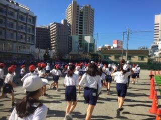 快晴の空の下