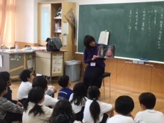 視線は本に釘付け!