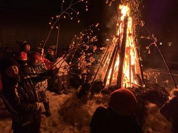 つけた花餅やスルメを焼きます