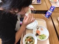 大きなおにぎりをパクり!