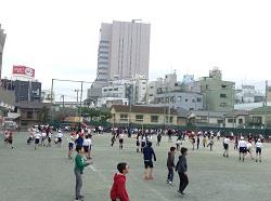 沢山の子が校庭に出てます。