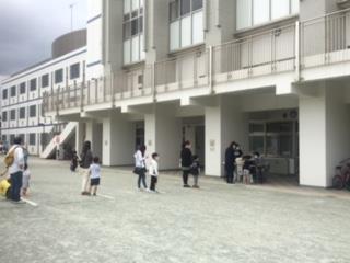 1年生はお家の方と登校
