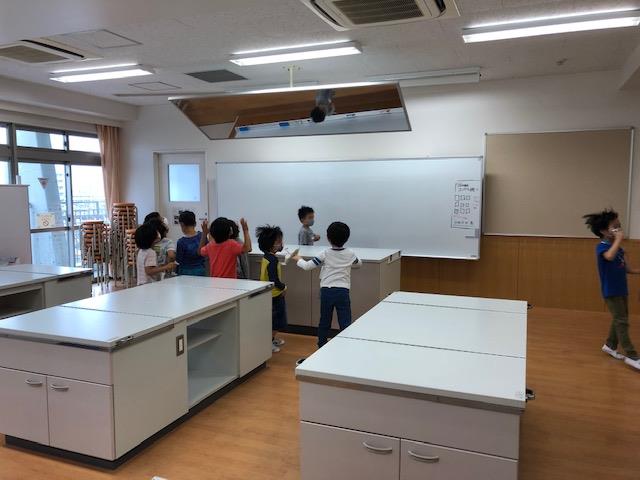 大きな鏡があるぞ!パチリ!