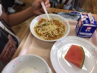 ソースと麺を絡ませて