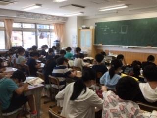 どの学級も真面目な様子