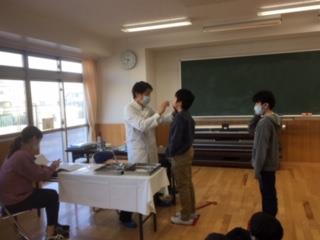 先生の前でアーン!