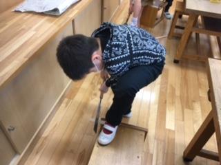足でしっかり押さえて