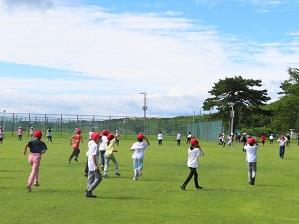 芝生の広間で遊び