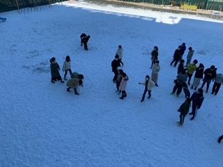 雪遊びをしている子供たち