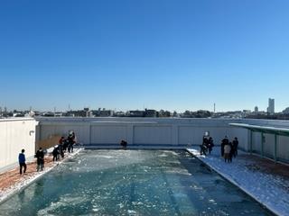 屋上のプールも凍って