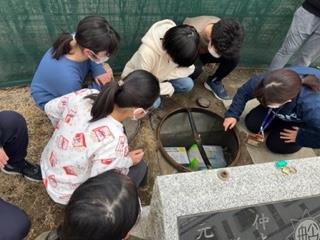 実行委員の児童が入れて