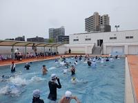 水に潜って宝探し!