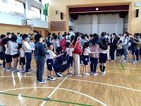 しゃがんでつながる優しい6年生!