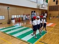 手を挙げて渡ります!