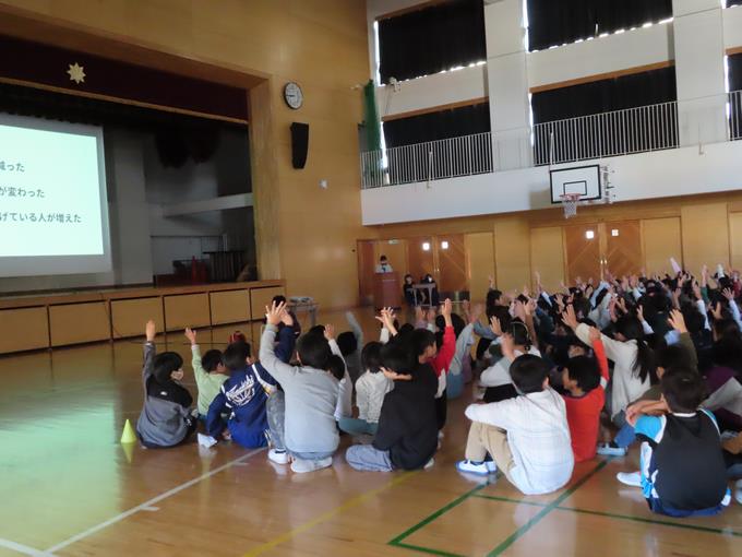 クイズ、答えは1番だと思う人~
