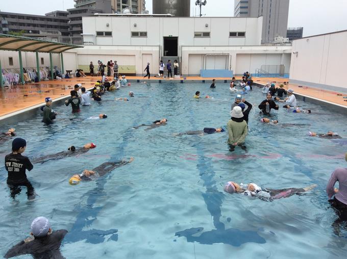 着衣泳