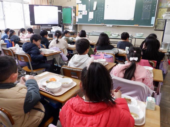 1年生の給食のようす