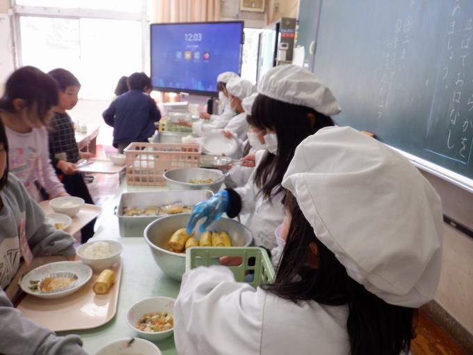 １年生の配膳のようす