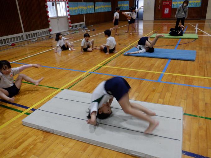 マット遊びの運動