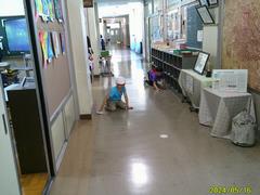 職員室前廊下そうじ