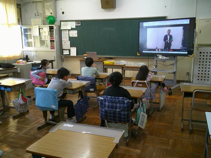 講話を聞く子供たち