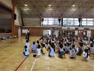 元気にお話に参加しています