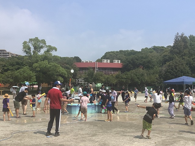 校長先生も水鉄砲を持って参戦