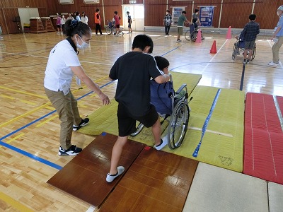 段差で車椅子を押す