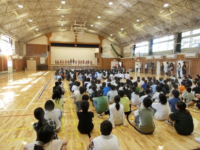 選手はステージに