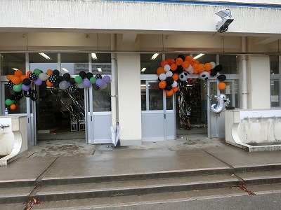 昇降口も飾りでいっぱい